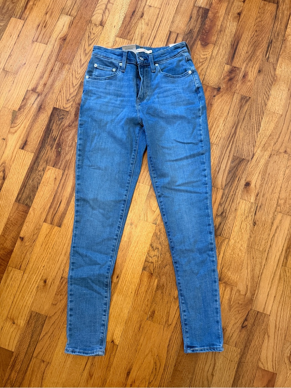 NEW WITH TAGS High Rise Levi Skinny Jeans Size 28